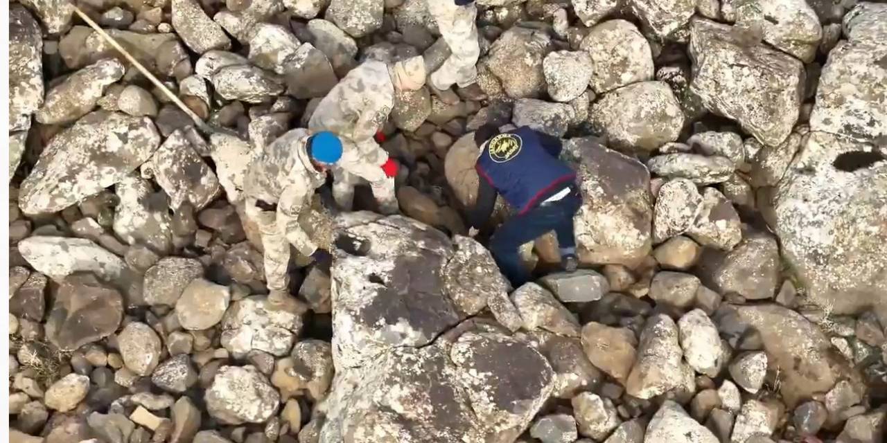 Jandarma taşların arasını didik didik aradı! 23 kişi gözaltında