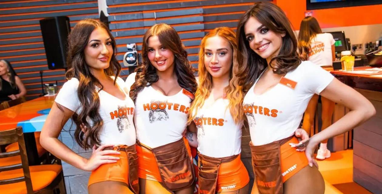 Çekici garsonları sayesinde meşhur olmuştu: Ünlü kanatçı iflasın eşiğinde