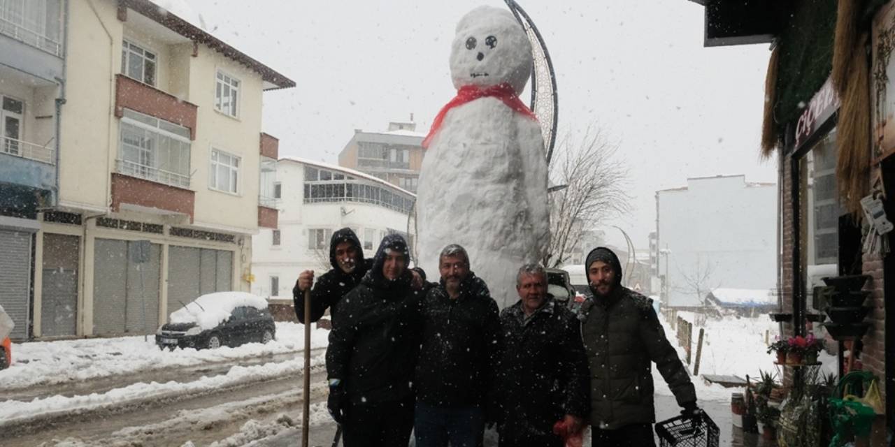 4 metre boyunda kardan görenleri şaşırttı