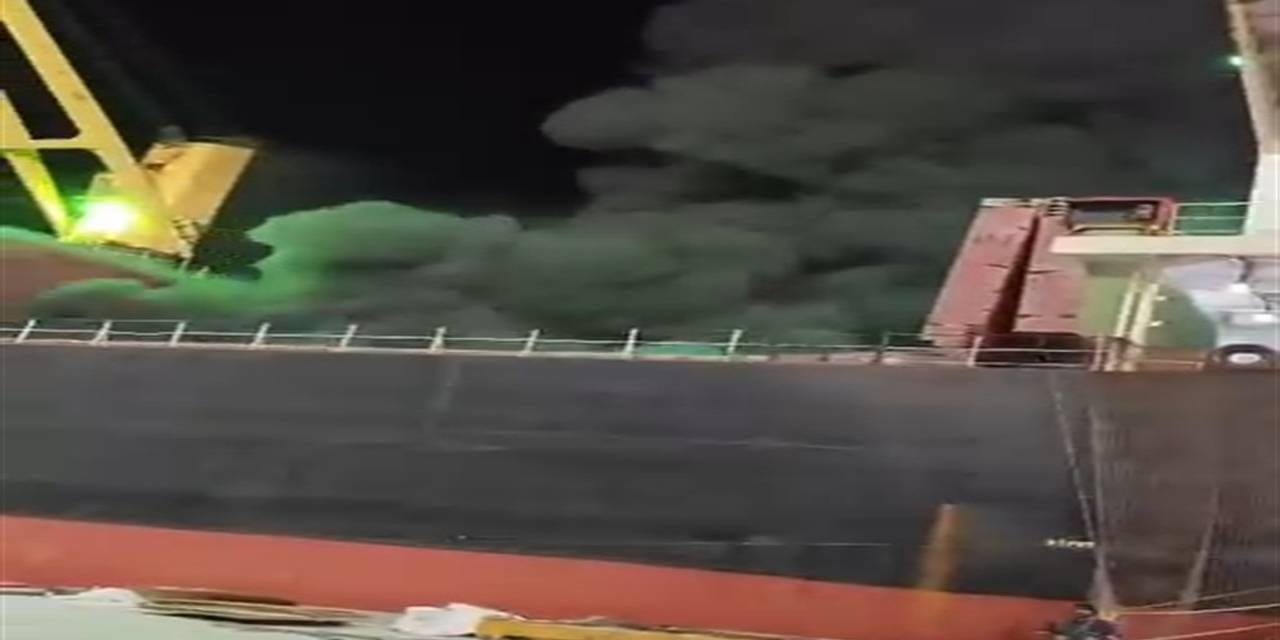 Adana'da korkutan gemi yangını: Havadan müdahale edildi