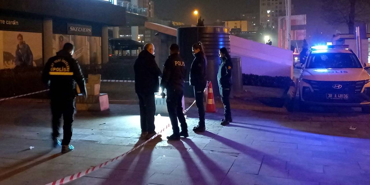 Yolda karşılaştığı eski sevgilisini, annesini ve kız kardeşini bıçakladı!