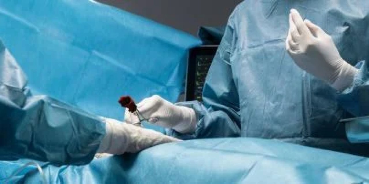 Doktorlar gencin karnından 15 kilo ağırlığında iki bacağı ve kalçasıyla parazit ikizini çıkardılar