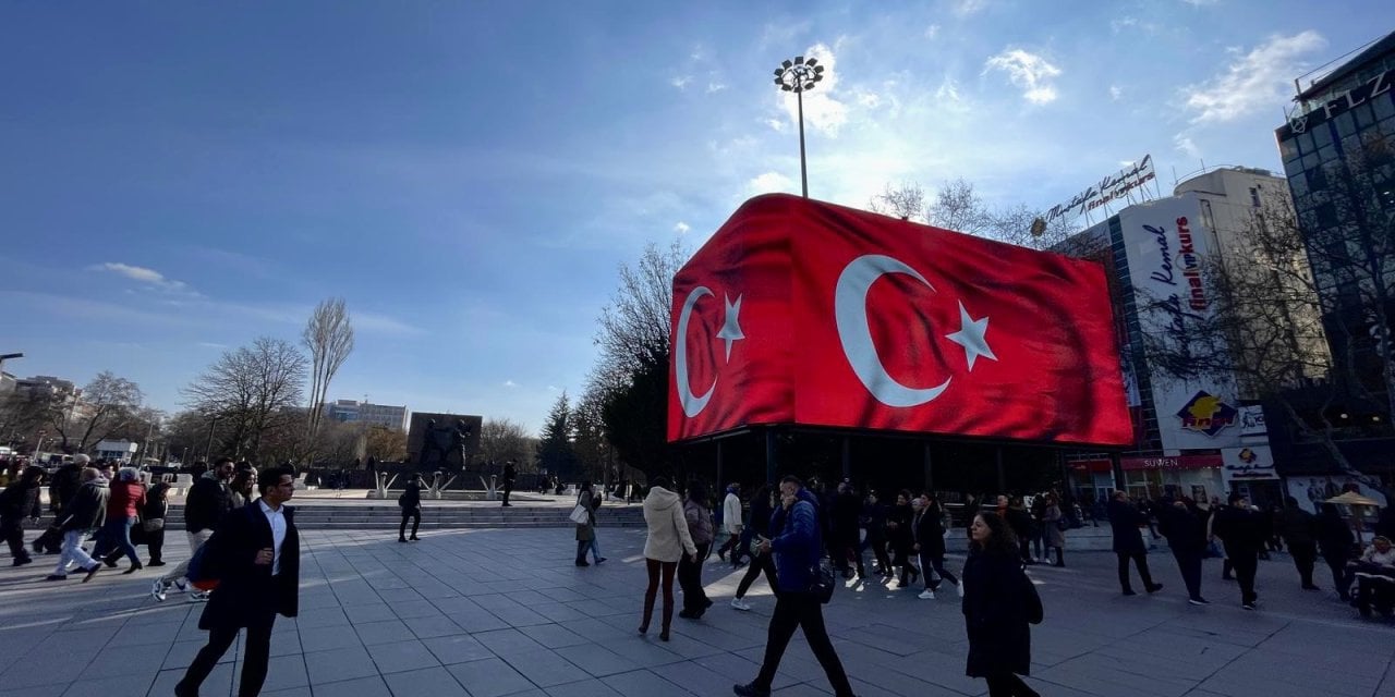 Öcalan'ın çağrısı sırasında Ankara'da ekranlara Türk bayrağı yansıtıldı