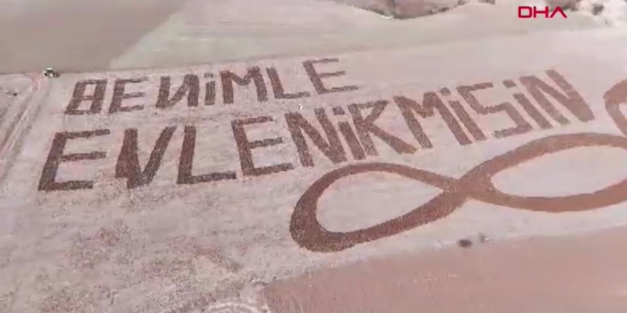 Çiftçiden şık hareket: Traktörüyle tarlaya 'Benimle evlenir misin' yazdı