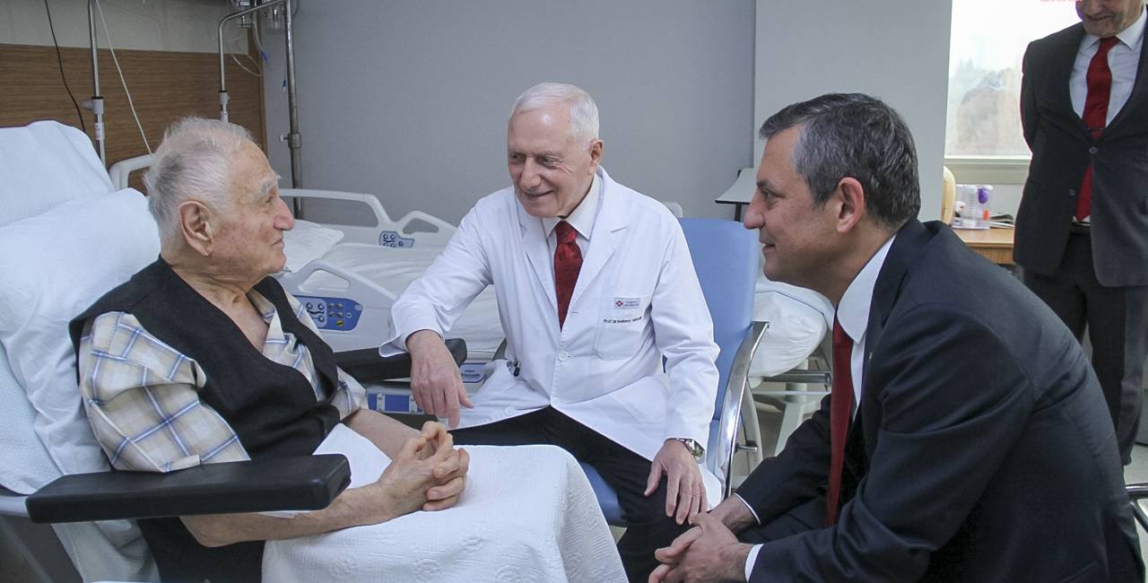 Özgür Özel Yekta Güngör Özden’i hastanede ziyaret etti