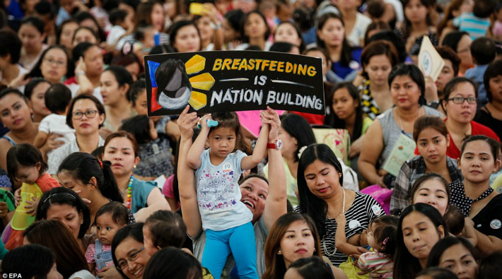 Filipinler’de toplu emzirme eylemi