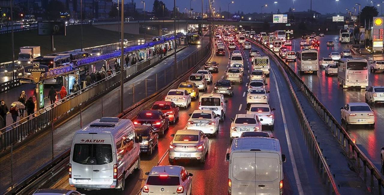 İstanbul'da akşam saatlerinde trafik yoğunluğu yüzde 85'e ulaştı