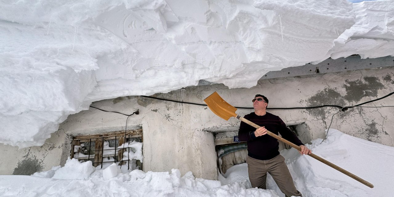 Öyle kar yağdı ki evleri bile kayboldu!