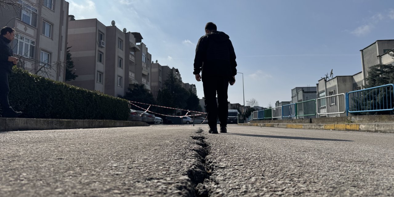 İzmit'te asfalt çatladı: Sokak kapatıldı