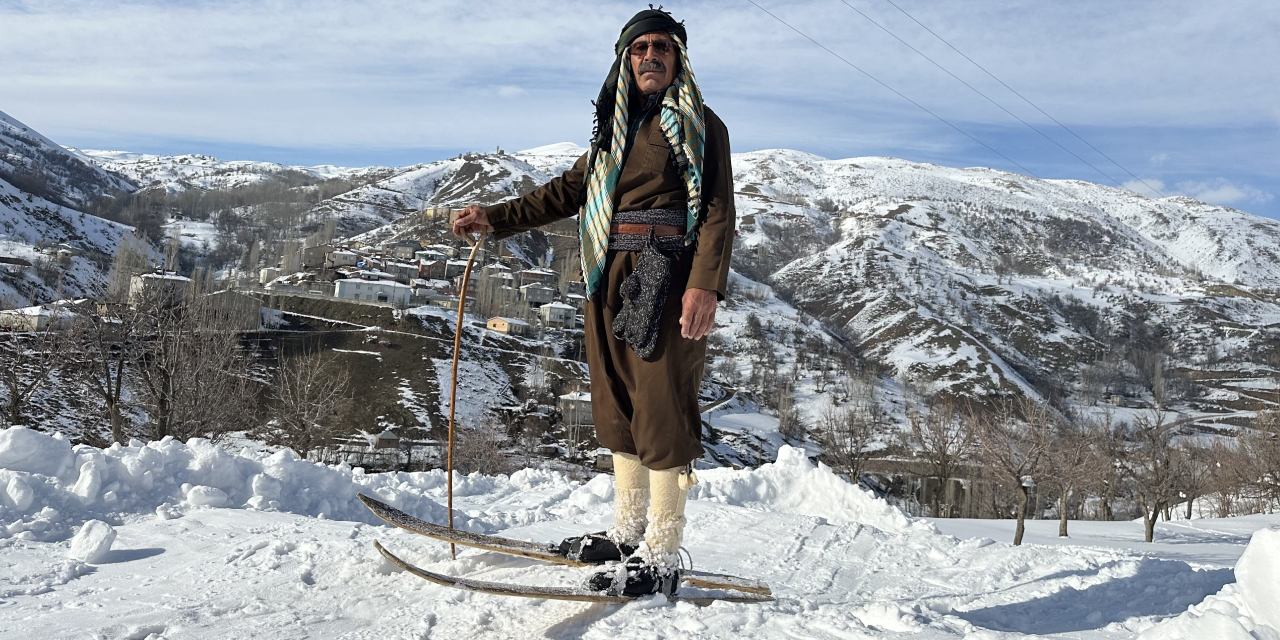 Hakkarililerin geleneksel kayak keyfi başladı! Yöresel kıyafetlerini giyip kaydılar