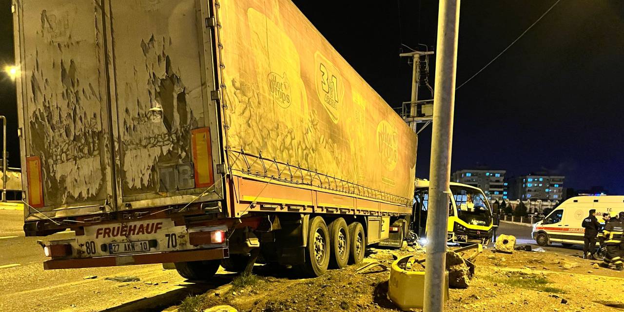 TIR yolcu dolu minibüse çarptı: 4 yaralı