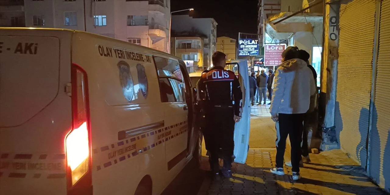 Pompalı tüfekle istemeden kendini vurdu