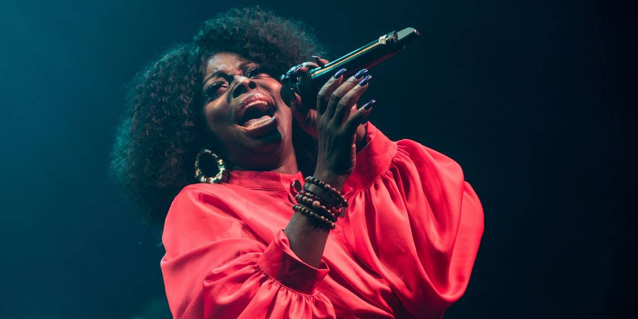 Minibüs devrildi! Ünlü şarkıcı hayatını kaybetti