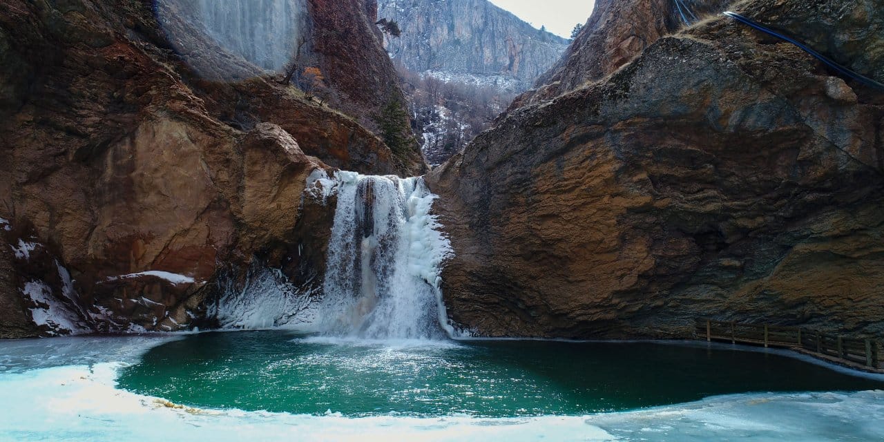 Çetmi Şelalesi eksi 18 derecede buz tutdu
