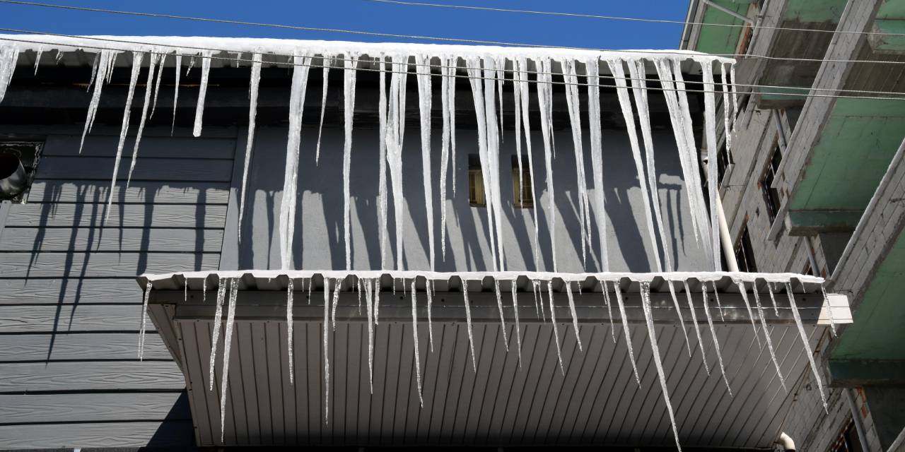 Termometreler -15'i gördü: 3 metrelik buz sarkıtları oluştu