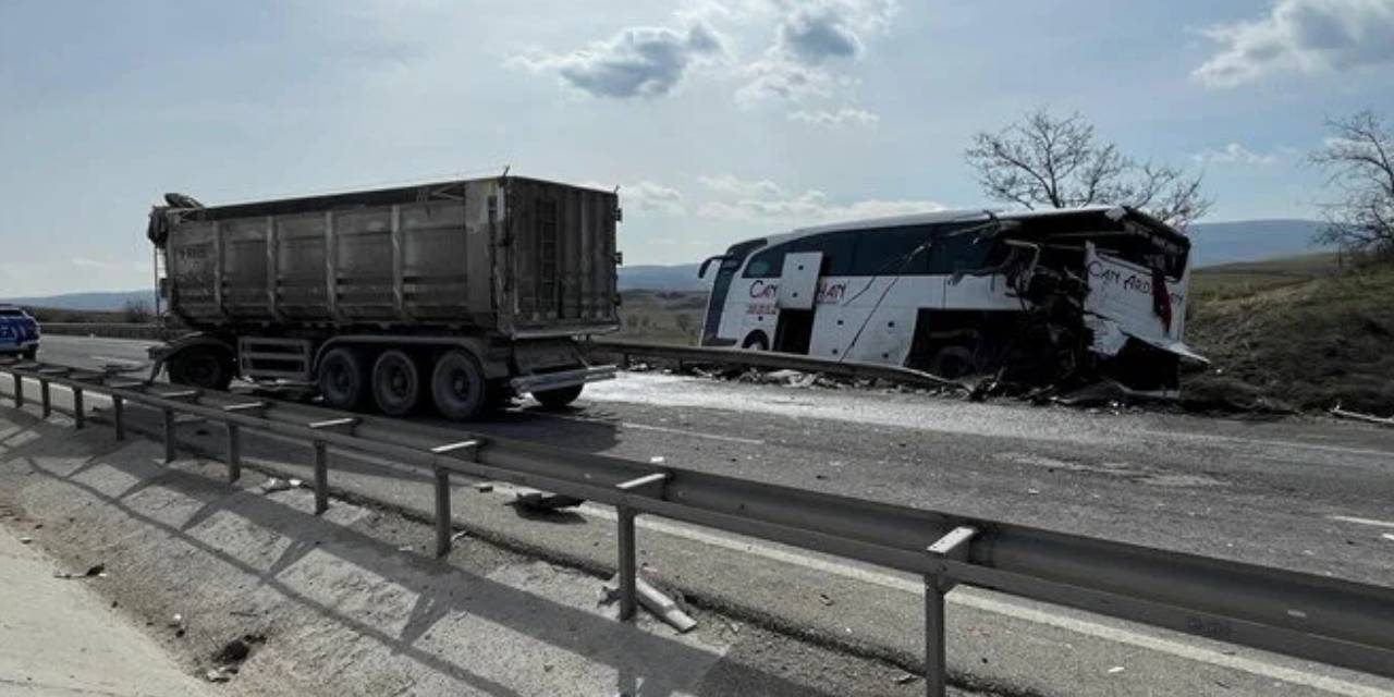 TIR, yolcu otobüsüne çarptı: Kazada 11 kişi yaralandı