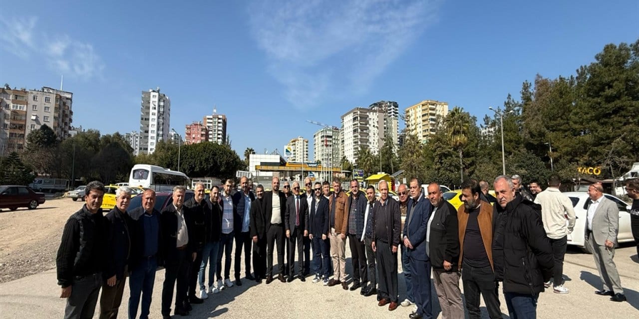 Taksiciler, durakların artırılmasını isteyen havalimanı kooperatifini protesto etti