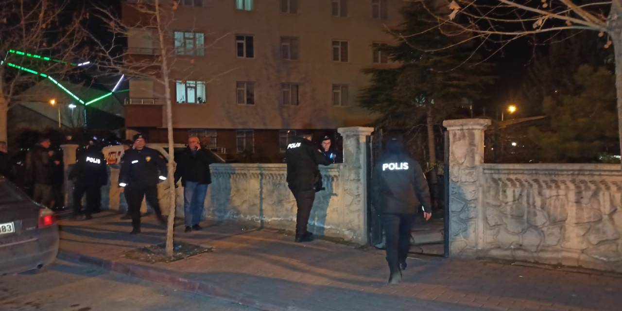 Eski karısını ve birlikte yaşadığı adamı vurdu