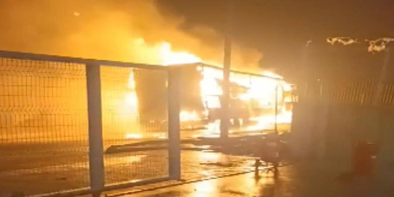 Arnavutköy'de korku dolu anlar: 2 TIR alev topuna döndü