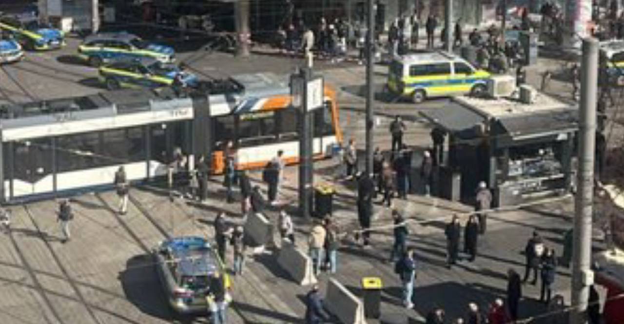 Almanya'da araç kalabalığa daldı! Ölü ve yaralılar var