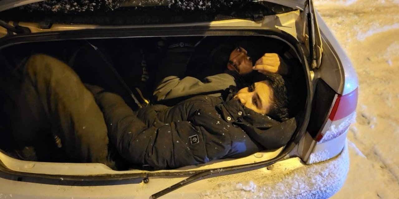 Otomobilin bagajında saklanan göçmenler yakalandı