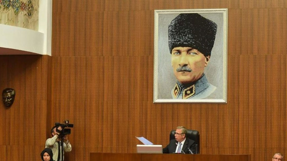 Mansur Yavaş meclise 'Kalpaklı Atatürk fotoğrafı' astırdı