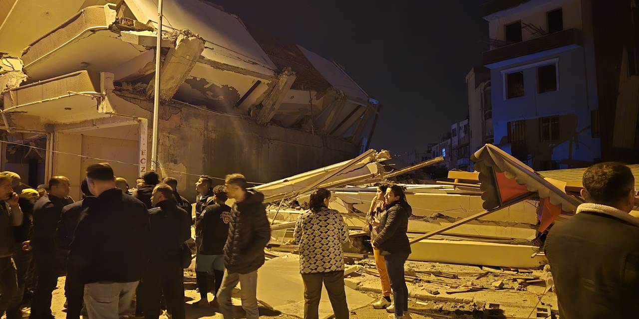 Hatay'da 5 katlı bina çöktü