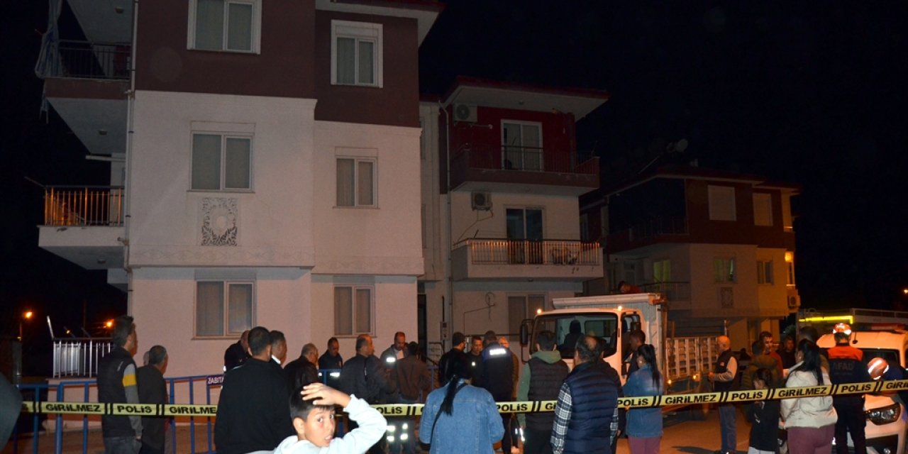 Antalya'da 2 katlı binada çatlak paniği: Mühürlendi