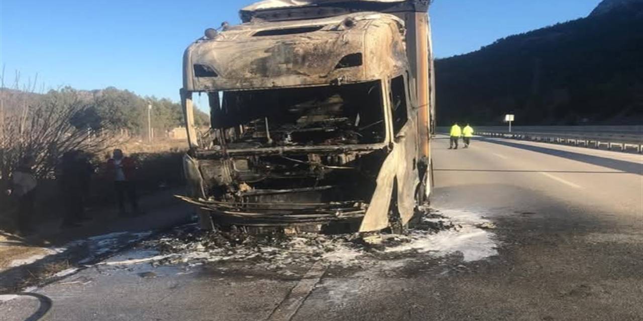 Pirinç yüklü TIR demir yığınına döndü