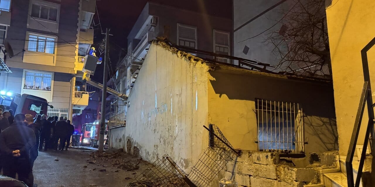 Yangında müstakil evi kül etti