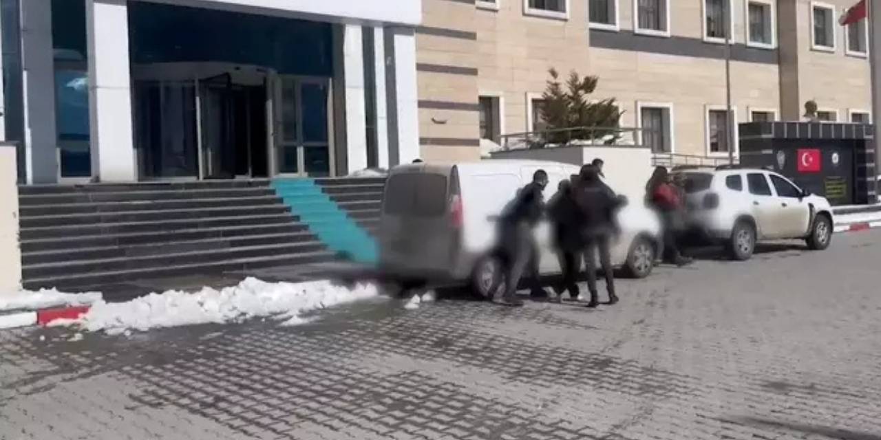 Otobüste uyuşturucuyla yakalanan 2 kadın gözaltında