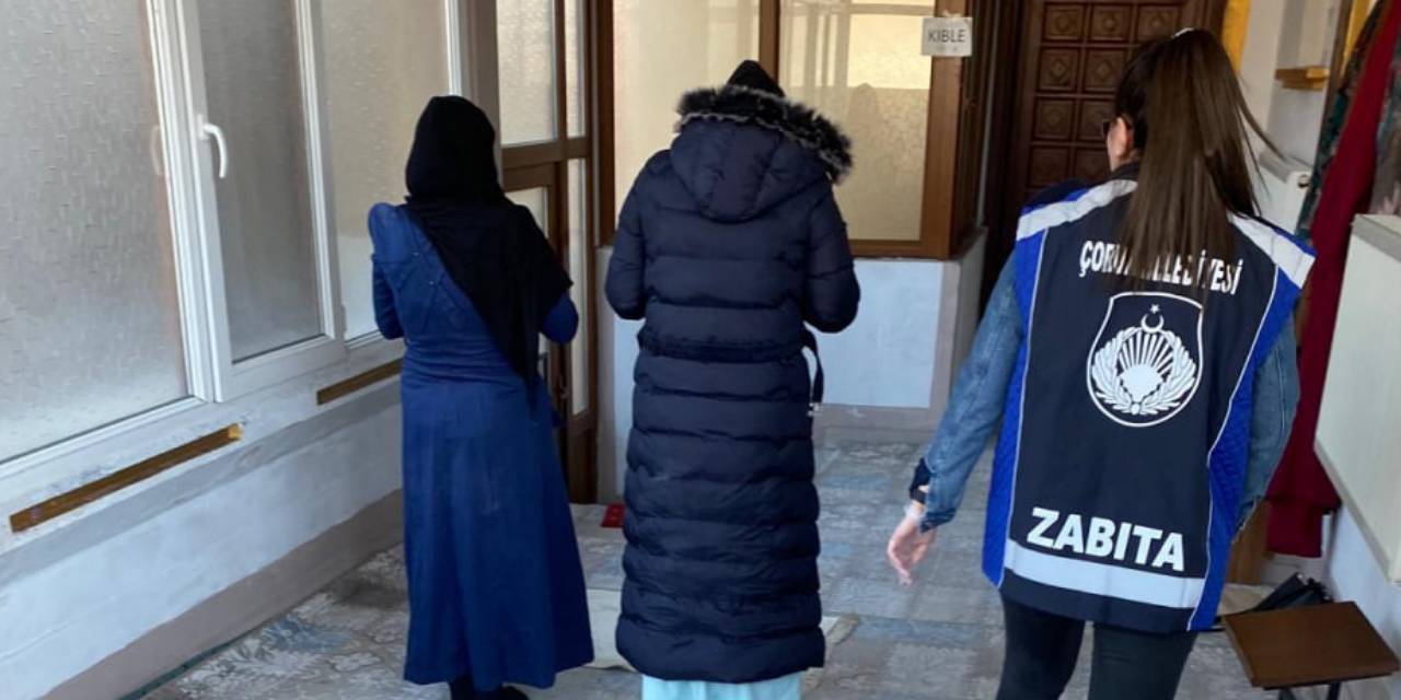 Dilenciler yakalanmamak için namaza durdu!