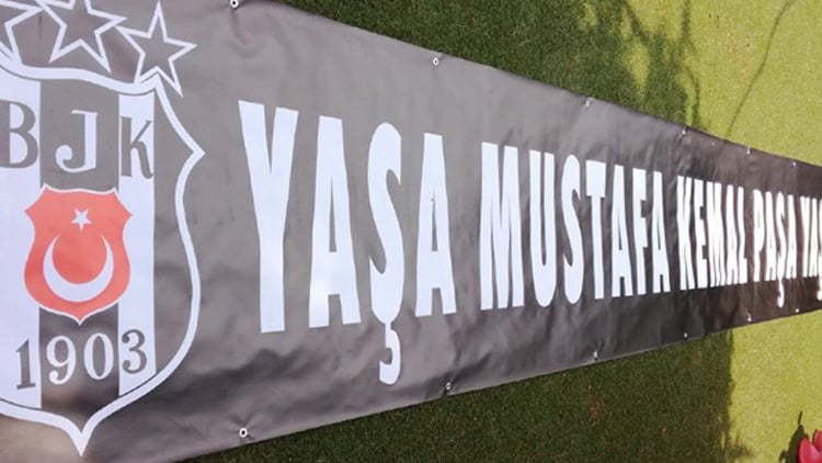 Beşiktaşlı taraftarlarının "Yaşa Mustafa Kemal Paşa Yaşa" pankartı stada sokulmadı!