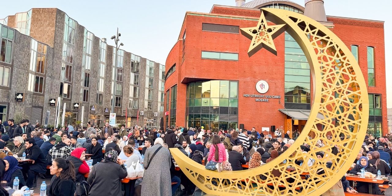 Hollanda'da sokak iftarına yoğun katılım