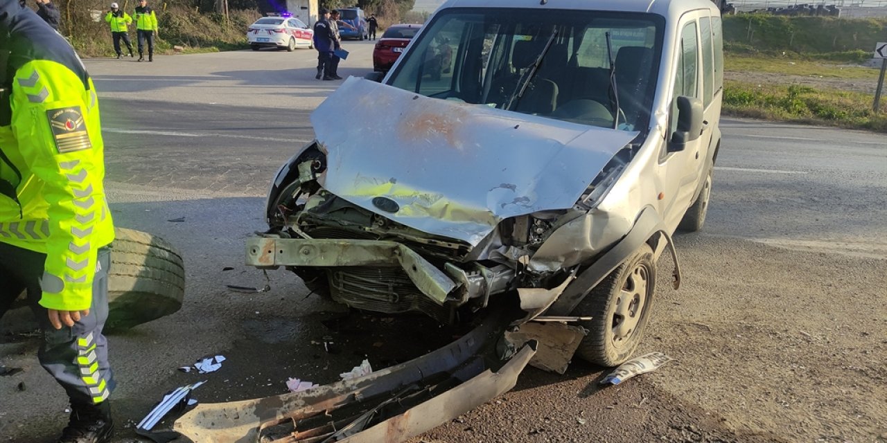 Bursa'da feci kaza: Hafif ticari araç ile otomobil birbirine girdi