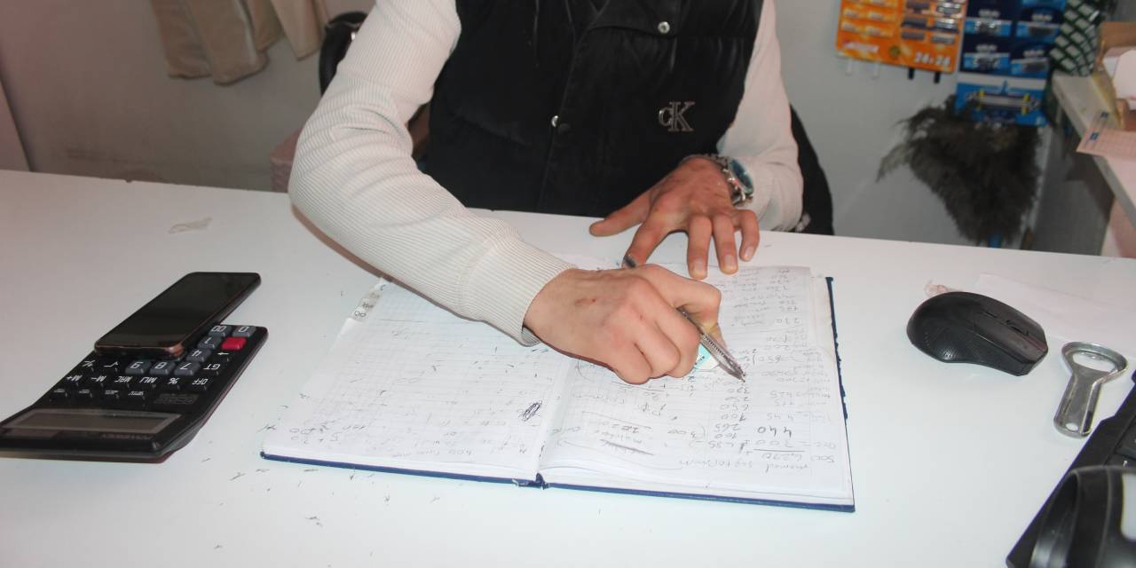 Mahallelinin 114 bin liralık veresiye borcunu ödedi