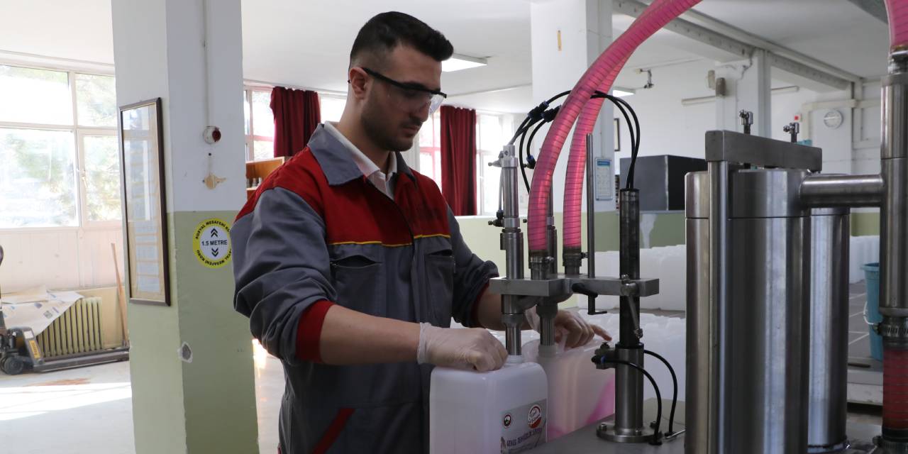 Liselilerin ürettiği temizlik ürünleri okula 500 bin TL katkı sağlıyor