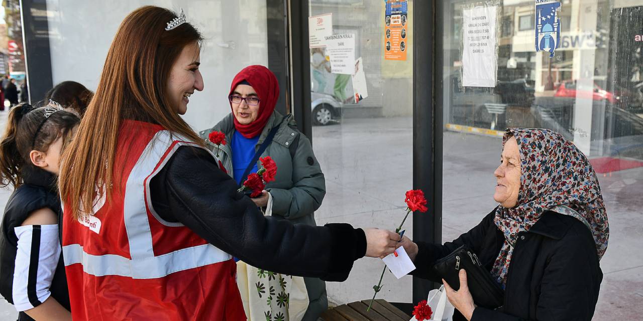 Belediye, kadınlara hijyen kiti ve karanfil hediye etti