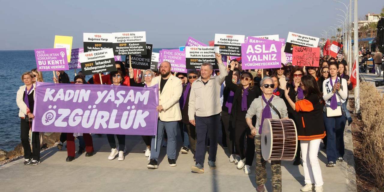 İktidarın kadın politikaları 'tersine yürüyüş' ile protesto edildi