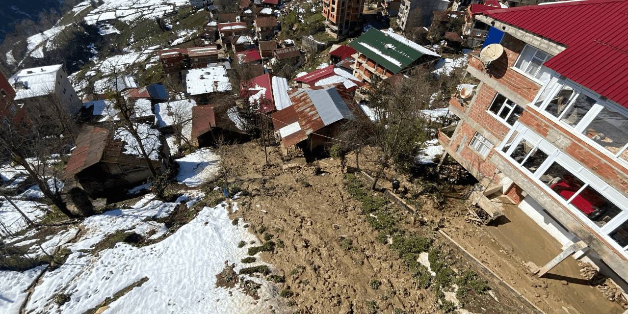 Rize'de heyelan bir evin içerisinden geçti. 16 ev tahliye edildi