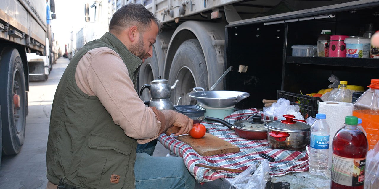 TIR şoförleri, iftarlarını mutfağa çevirdikleri dorsedeki dolaplarda hazırlıyor