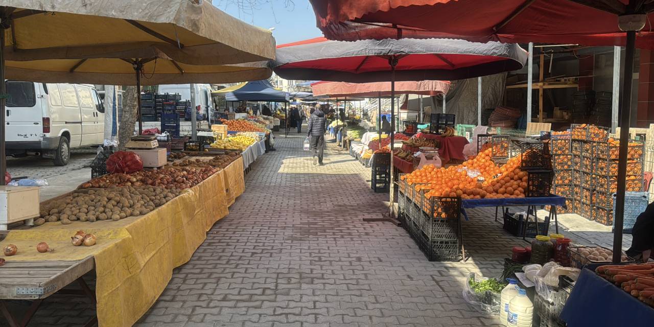 Pazar yerinin değişmesini istemeyen esnaf, satışları durdurdu