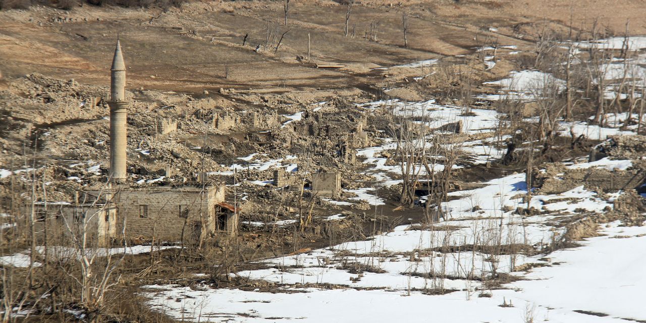 Baraj altında kalan köy sular çekilince ortaya çıktı