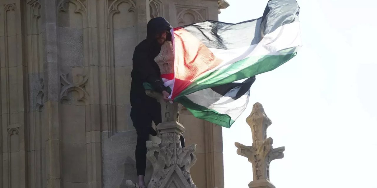 Big Ben'e tırmanarak Filistin bayrağı açan protestocu kamu düzenini bozmaktan hakim karşısında