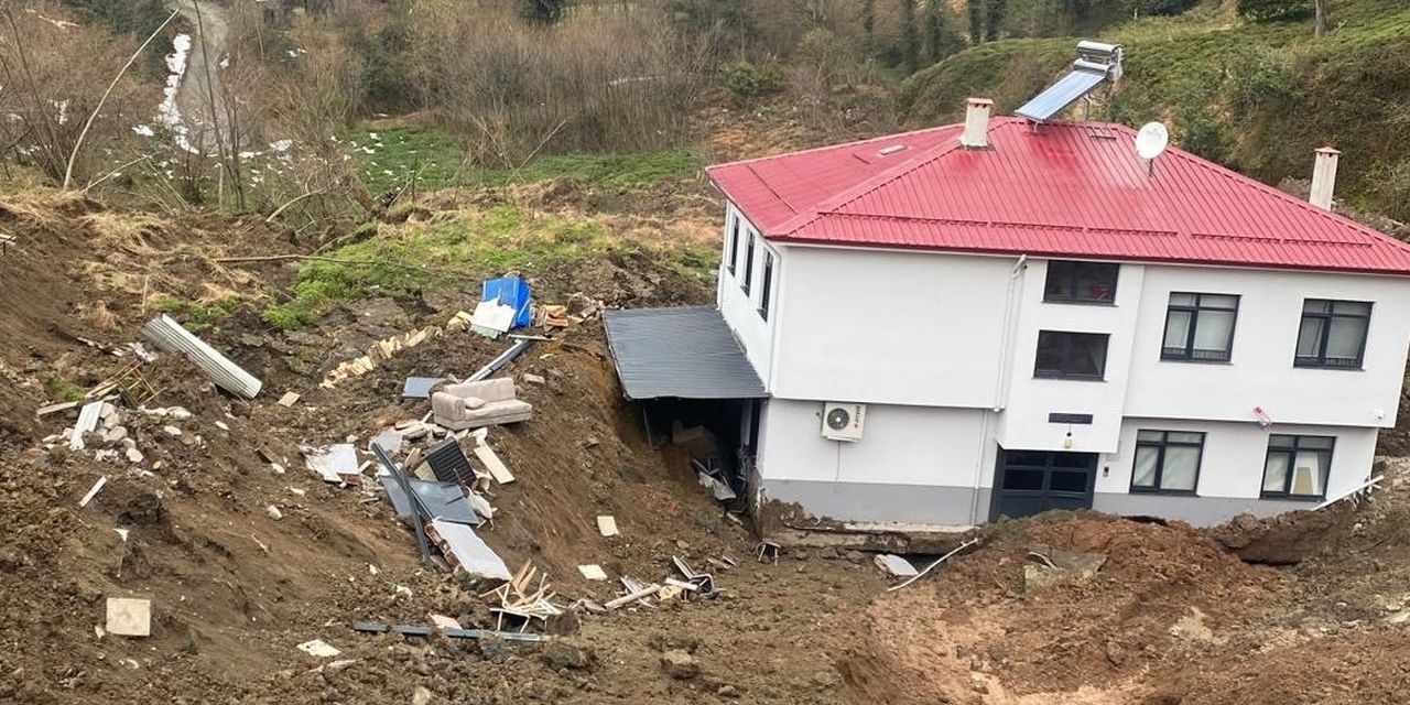 Heyelandan etkilenen ev 50 metre sürüklendi