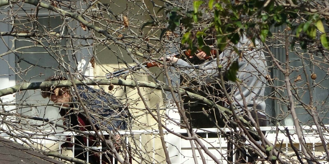 Çanakkale'de korkunç olay: Annesini rehin aldı, komşusunu yaraladı