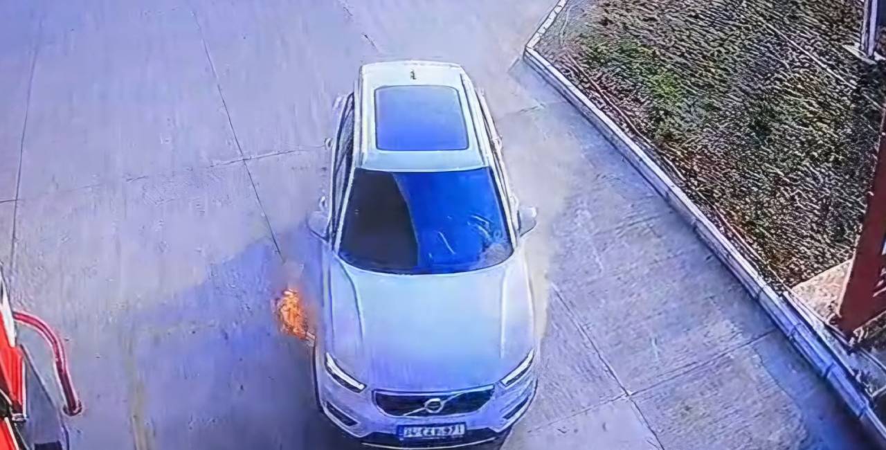 Akaryakıt istasyonundaki cip alev aldı