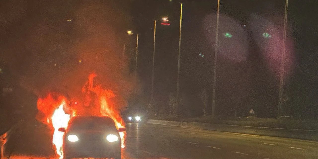 Seyir halindeki araç alev topuna döndü