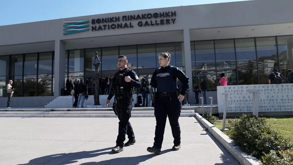 Milletvekili müzeye saldırdı: Eserler paramparça oldu