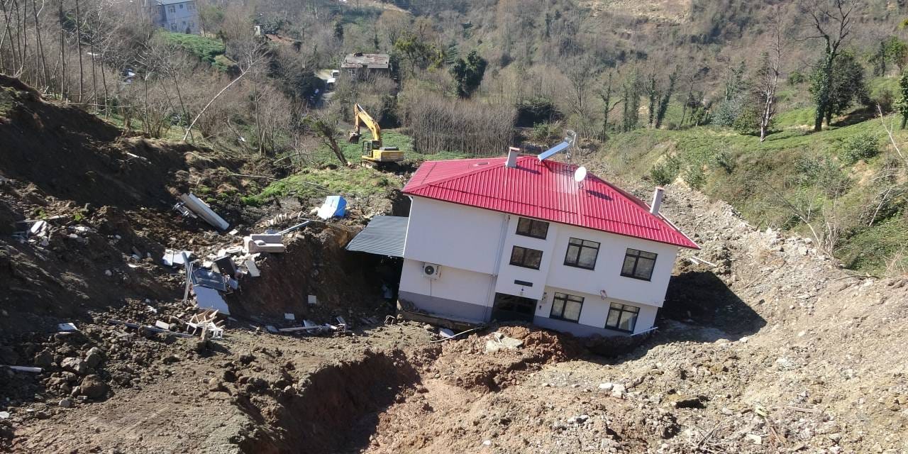 Heyelanda sürüklenen evini görünce şoke oldu